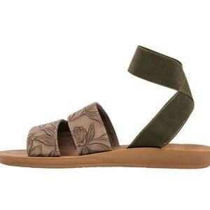 Muk Luks About It Ankle Strap Sandals Women’s sz 9 Taupe Floral Embossed Beach